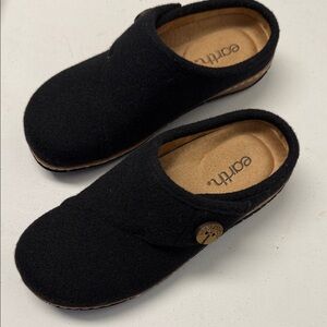 Women’s Earth Ezra Button Wrap Slip-On Clogs. Wool/Felt Size 6.5M